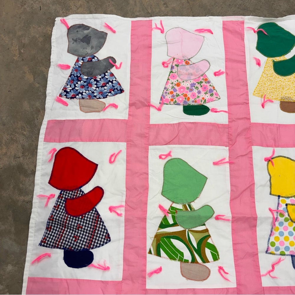 Vintage 70s Cottagecore Sunbonnet Sue Quilt Pink Hand Tied Baby Blanket - Picture 3 of 7